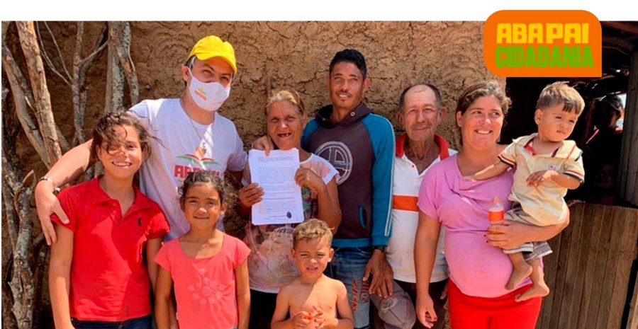 Família recebendo documentação pelo projeto ABA PAI Cidadania