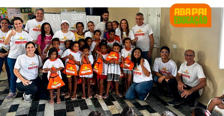 Crianças com kit escolar do projeto ABA PAI Educação